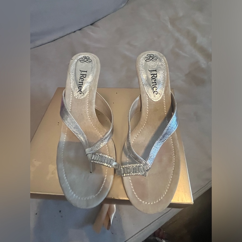 Silver rhinestone toe sandal barely worn pretty sandal